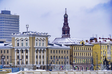 Городской пейзаж. Колокольня собора Богоявления Господня. Вид с озера Нижний Кабан. Казань. Республика Татарстан - kasbes