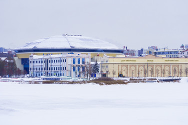 Городской пейзаж. Вид на город Казань с озера Нижний Кабан. Республика Татарстан - kasbes