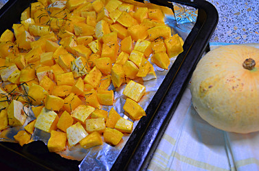 Тыква, нарезанная кусочками и запеченная в духовке с веточками розмарина и приправами - svetaliya