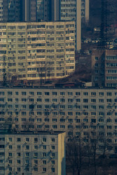 Вид на многоэтажные жилые дома в городе - whitesoarer