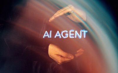 Руки человека, сжимающие защитный жест вокруг светящегося текста «AI AGENT» на размытом, красочном фоне, создают футуристическую атмосферу - Darya Petrenko