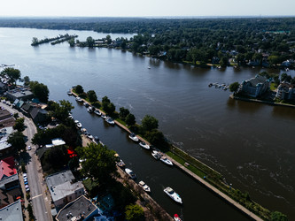Вид на Монреаль с высоты птичьего полета из Водрей-Дорион, Квебек, Канада, с изображением автомагистрали, железной дороги и набережной - EOS_Canon