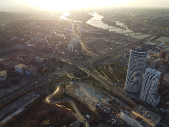 Вид с воздуха на мост Газела, Белградскую галерею и набережную Белграда вдоль реки Сава, Сербия - EOS_Canon