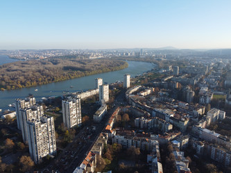 Вид с дрона на закат над Новым Белградом и районом Земум, Сербия, Европа. 4K - EOS_Canon