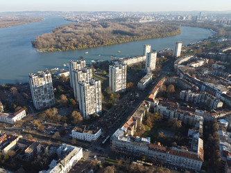 Вид с дрона на закат над Новым Белградом и районом Земум, Сербия, Европа. 4K - EOS_Canon