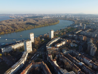 Вид с дрона на закат над Новым Белградом и районом Земум, Сербия, Европа. 4K - EOS_Canon