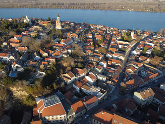 Вид с дрона на закате над районом Земум, Белград, Сербия, Европа. 4K - EOS_Canon