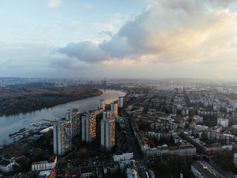 Вид с дрона на закат над Новым Белградом и районом Земум, Сербия, Европа. 4K - EOS_Canon