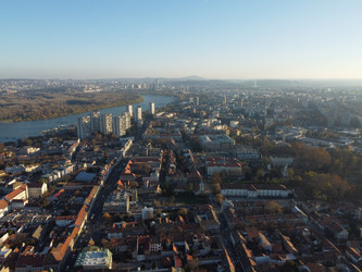 Вид с дрона на закате над районом Земум, Белград, Сербия, Европа. 4K - EOS_Canon