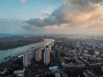Полет дрона на закате над районом Земум, Белград, Сербия, Европа - EOS_Canon