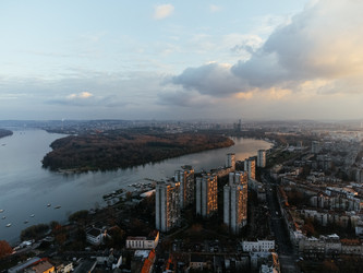 Вид с дрона на закат над Новым Белградом и районом Земум, Сербия, Европа. 4K - EOS_Canon