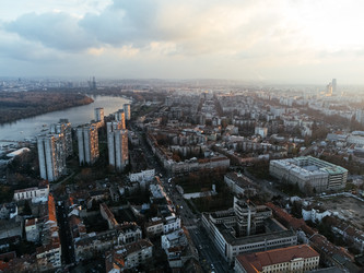 Вид с дрона на закат над Новым Белградом и районом Земум, Сербия, Европа. 4K - EOS_Canon