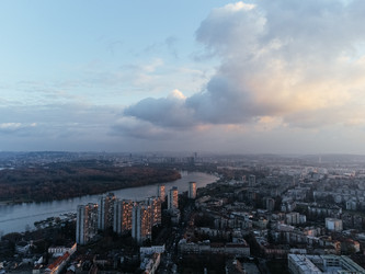 Вид с дрона на закат над Новым Белградом и районом Земум, Сербия, Европа. 4K - EOS_Canon