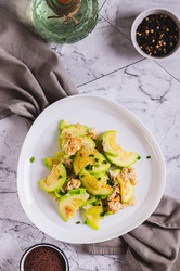 Вкусная яичница-болтунья с цукини и зеленью на тарелке на столешнице (вид сверху) - Elena Rui