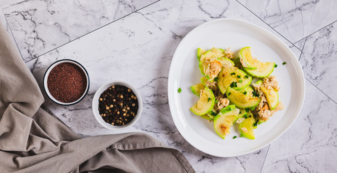 Вкусная яичница-болтунья с цукини и зеленью на тарелке, вид сверху, веб-баннер - Elena Rui