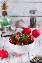 Вкусная закуска из размятой маринованной редьки с зеленью в миске на столе (вид сверху) - Elena Rui