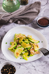 Вкусная яичница-болтунья с цукини и зеленью на тарелке на столе (вертикальный вид) - Elena Rui