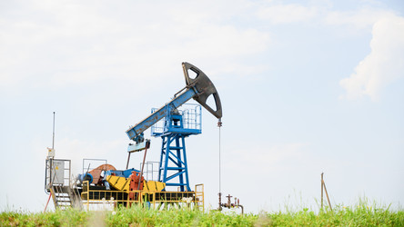Нефтяные качалки добывают нефть в поле. Нефтяная промышленность - DM131