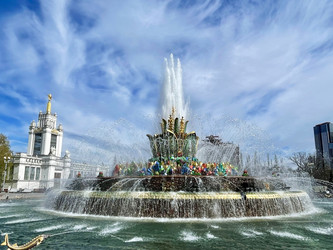 2 мая 2026 г. - Москва, Россия: Фонтан «Каменный цветок» на ВДНХ (Выставка достижений народного хозяйства) в Москве, Россия - Tashulia