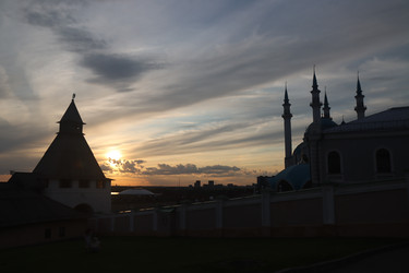 Силуэты Казанского кремля и мечети Кул Шариф на закате над городом - Photographie