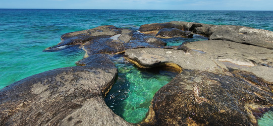 Природная каменная чаша с прозрачной морской водой на побережье Каспийского моря - vitaliti14