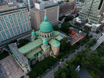 Вид с дрона на малую базилику собора Марии, Царицы Мира, в Монреале (Cathedrale Marie-Reine-du-Monde) - EOS_Canon