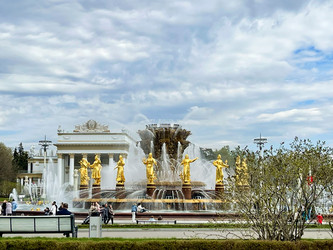 2 мая 2026 г. - Москва, Россия: Фонтан «Дружба народов» на ВДНХ (Выставка достижений народного хозяйства) в Москве, Россия - Tashulia