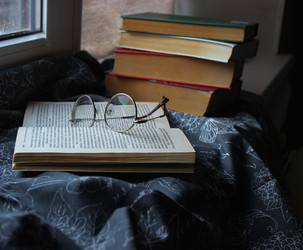 Очки на раскрытой книге, уютное утро - AleksSu