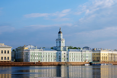 Вид на Музей антропологии и этнографии (Кунсткамера) сквозь воды реки Невы в белую ночь - OlgaGubskaya
