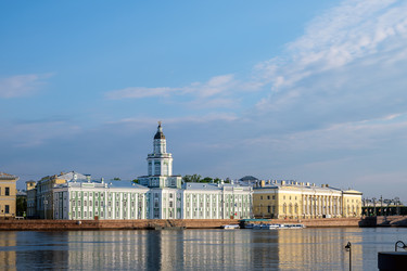 Вид на Музей антропологии и этнографии (Кунсткамера) сквозь воды реки Невы в белую ночь - OlgaGubskaya