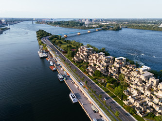 Вид на закат над апартаментами Habitat 67 рядом с рекой Святого Лаврентия, Монреаль, Канада. Вид с дрона - EOS_Canon
