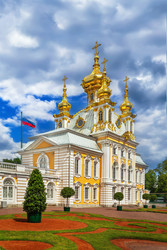 Пять позолоченных куполов церковного павильона в Петергофе, Россия. Вид снизу, яркий солнечный летний день - borisb17