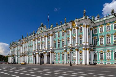 Главный фасад Зимнего дворца в Санкт-Петербурге, Россия. Вид на Дворцовую площадь в солнечный летний день - borisb17