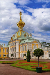 Позолоченный купол павильона гербов в Петергофе, Россия. Вид снизу на фоне впечатляющего облачного неба - borisb17
