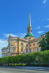 Западный фасад Михайловского замка в Санкт-Петербурге, Россия. Вид с уровня глаз в солнечный летний день - borisb17