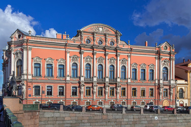 Фасад Белосельско-Белозерского дворца на берегу Фонтанки в Санкт-Петербурге, Россия. Вид с воды в солнечный день - borisb17