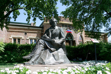 Памятник А.С. Пушкину на фоне Городского музея города Оренбурга - Viktorhromov