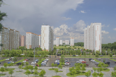 Жилые дома и парковка в городе в пасмурный день - Milla_Zelenyuk