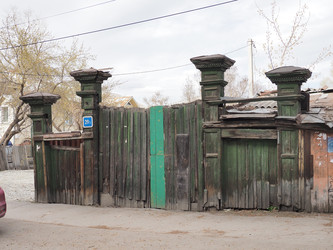 Г. Иркутск. Старый дворик. Фасад, окна, ворота. Irkutsk (marka) - marka