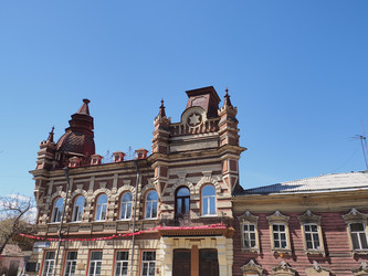 Г. Иркутск. Дом Файнберга. Irkutsk (marka)  Дом купца Исая Матвеевича Файнберга. Построен в 1900–1902 годах. Архитектурная достопримечательность Иркутска. В здании расположен Иркутский областной художественный колледж им. И. Л. Копылова - marka