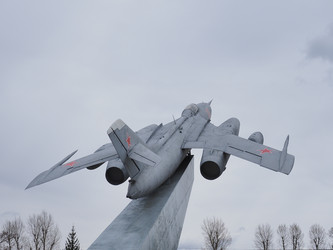 Г. Иркутск. Як-28 перед зданием ИАЗа (marka) иркутск, 1932, 1982, самолет, як, завод, авиа, авиация, постамент, памятник, airplane, yak, factory, avia, aviation, pedestal, monument, irkutsk, marka - marka