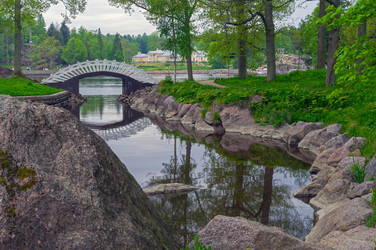 Китайский мостик. Ландшафтный пейзажный парк Монрепо (фр. Mon Repos — "мой покой", "мое отдохновение"), Выборг. Конец мая, облачно - Wombat