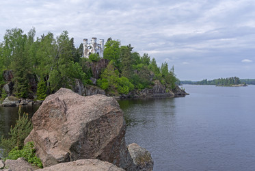 Капелла Людвигсбург на острове Людвигштайн (Остров Мертвых). На острове расположено фамильное кладбище семьи Николаи. Ландшафтный пейзажный парк Монрепо (фр. Mon Repos — "мой покой", "мое отдохновение"), Выборг. Конец мая, облачно - Wombat