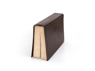Книга в коричневий обложке, изолировано на белом фоне - Prokrida