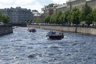 Санкт-Петербург. Река Мойка и прогулочные катера на ней в солнечный день - Vorchun