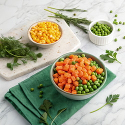 На кухонном столе лежат нарезанные замороженные морковь, горошек и кукуруза с зеленью. Генеративный ИИ - RomanZ