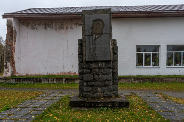 Поврежденный памятник М. И. Калинину со следами вандализма в поселке Повенец, Медвежьегорский район, Карелия - svesh47