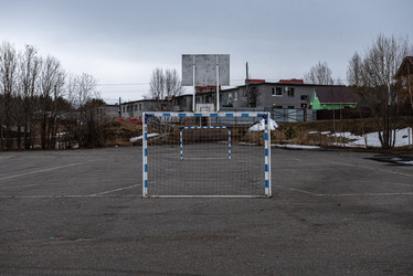 Пустая спортивная площадка в селе Лувеньга ранней весной, Мурманская область - svesh47