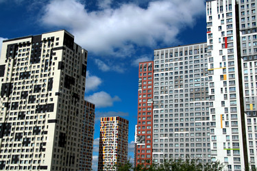 Москва. Россия. Июнь 2026г. Городская застройка из многоэтажных домов - Zauberfloten