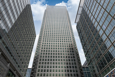 Вид снизу на здание One Canada Square в районе Кэнэри-Уорф в Лондоне - Tartezy